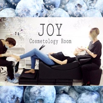 Манікюр у 4 руки в салоні краси «Cosmetology Room JOY» у Києві. Записуйтесь по акції.