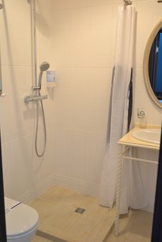 A bathroom with a shower in the room of the Michel hotel in Odessa. Book a room at a discount.