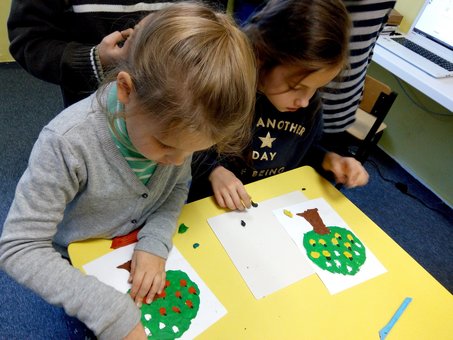 Fine arts at the Kid'Z Studio school in Kiev. Book your child at a discount.