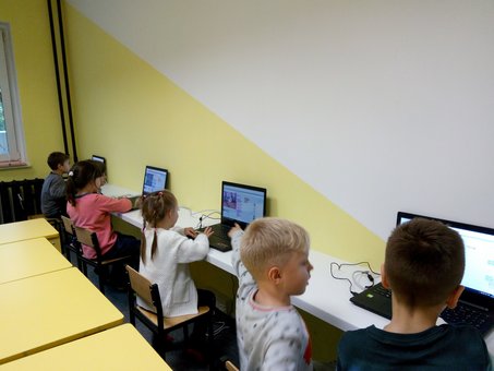 Computer courses at the Kidz Stuio studio school in Kiev. Book your child at a discount.