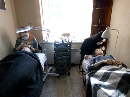 Курси з нарощування вій у студії Yana Bessarab у Дніпрі. Записуйтесь на навчання за акцією.