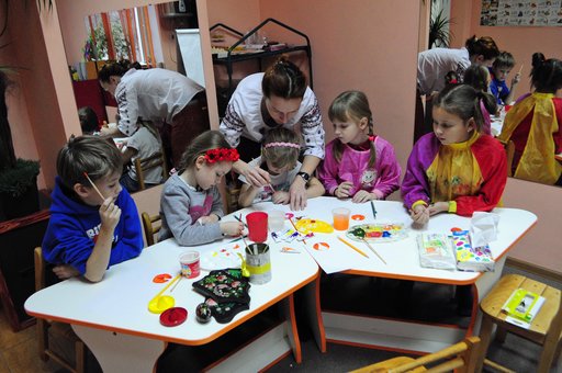Дитяче свято від дитячого клубу «Busy Bee Club» у Києві. Записати зі знижкою