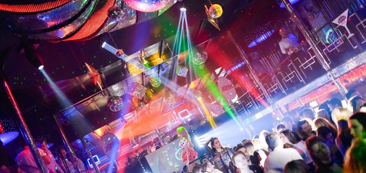 Бар у нічному клубі «Disco radio hall» у Києві. Вхід флаєрами
