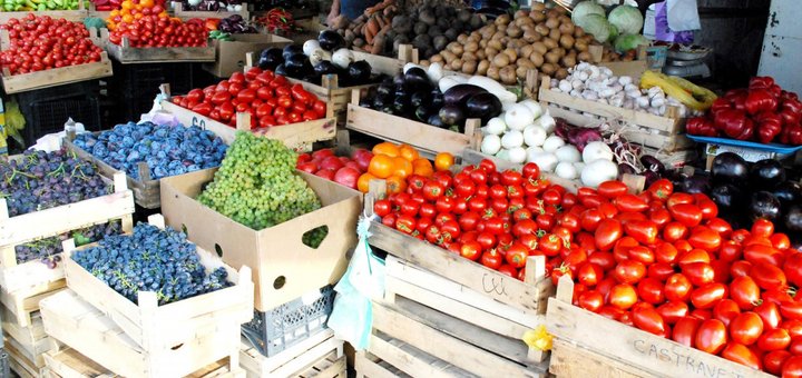 Lukyanovsky market. Buy vegetables at a discount