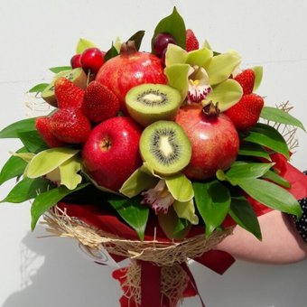 Букет з яблук та ківі у бутіку «Fruits & Flowers Market» у Дніпрі. Замовляйте по знижці.