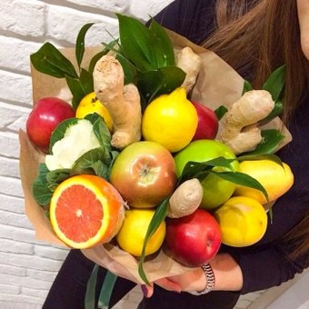 Букет з яблук та апельсинів у бутіку «Fruits & Flowers Market» у Дніпрі. Замовляйте по знижці.