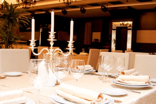 Festive table setting at the Pal'mira restaurant in Dnipro. Book a banquet at a discount.