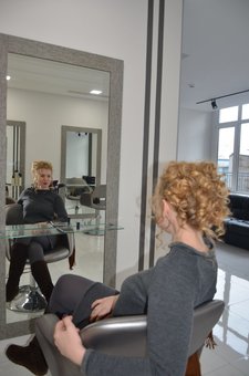 Стрижка та укладання волосся в салоні краси «Bon Bon» у Києві. Робіть зачіску за акцією.
