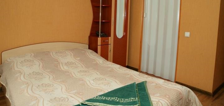 https://cdn1.pokupon.ua/uploaded/merchant_pages/21324/images/original/Hotel-Mlyn-photos-Room_(3).jpg