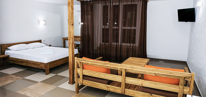 https://cdn1.pokupon.ua/uploaded/merchant_pages/3939/images/original/otel-panorama-v-kirillovke-nomer-studiya-6.jpg