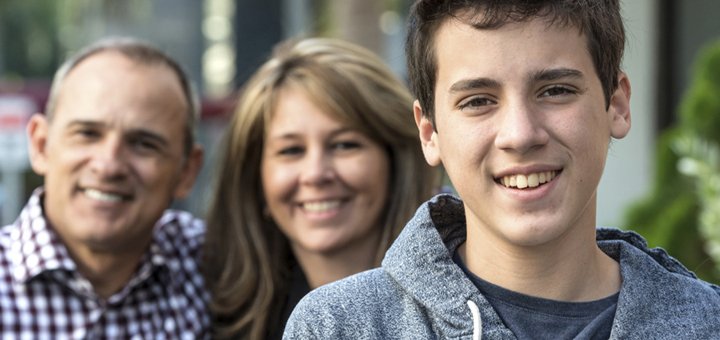 https://cdn1.pokupon.ua/uploaded/new_campaign_pictures/191444/data/main720x340/Parents-and-Teen-Boy.jpg?1475662456
