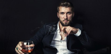 Вход в стриптиз-клуб «Бурлеск», фирменный коктейль