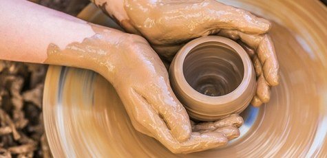 Занятия по лепке из глины или на гончарном круге