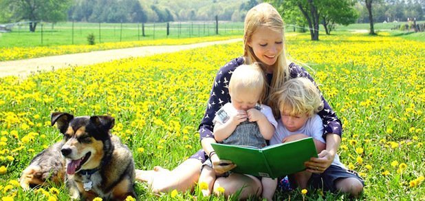 https://cdn1.pokupon.ua/uploaded/new_campaign_pictures/393648/data/main620x292/bigstock-Mother-Reading-Book-To-Childre-47009722-1024x683.jpg?1489160231