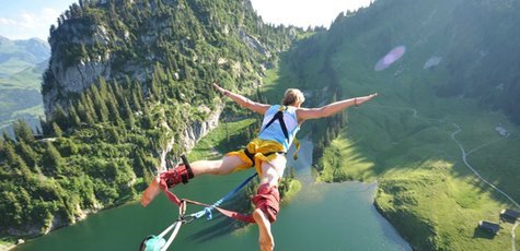 Прыжки с пешеходного моста от клуба «Shanti Extreme»
