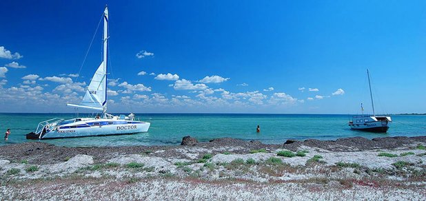 https://cdn1.pokupon.ua/uploaded/new_campaign_pictures/407803/data/main620x292/yakhta-na-dzharylgache.jpg?1495615190