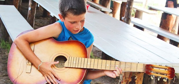 https://cdn1.pokupon.ua/uploaded/new_campaign_pictures/409612/data/main620x292/lager-ZHizn-gitara.jpg?1496739304