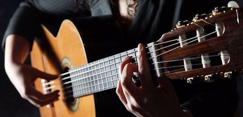 Игра на гитаре в студии «Engamusic»