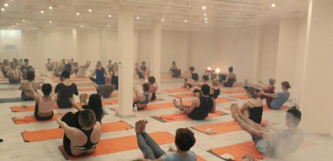 Месяц безлимитных занятий горячей йогой в YogaDome