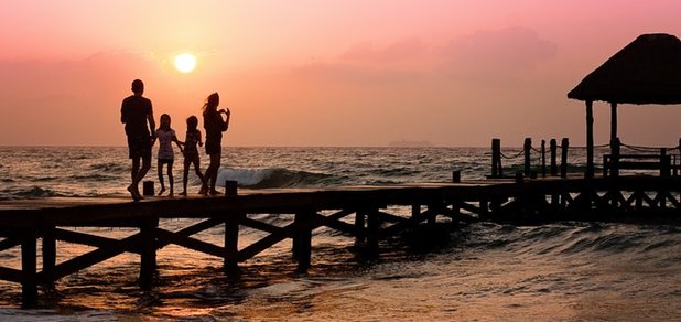 https://cdn1.pokupon.ua/uploaded/new_campaign_pictures/449368/data/main620x292/family-pier-man-woman-39691.jpeg?1517992693
