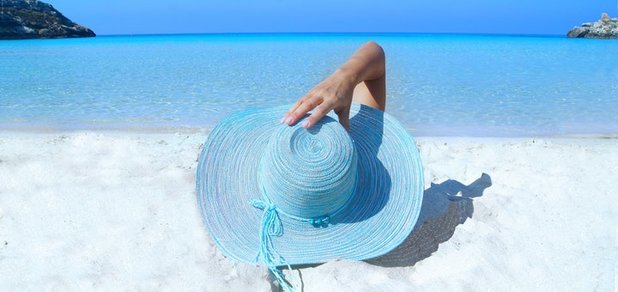 https://cdn1.pokupon.ua/uploaded/new_campaign_pictures/449370/data/main620x292/fashion-model-beach-hat.jpg?1517992694