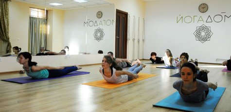 Месяц безлимитных занятий горячей йогой в YogaDome