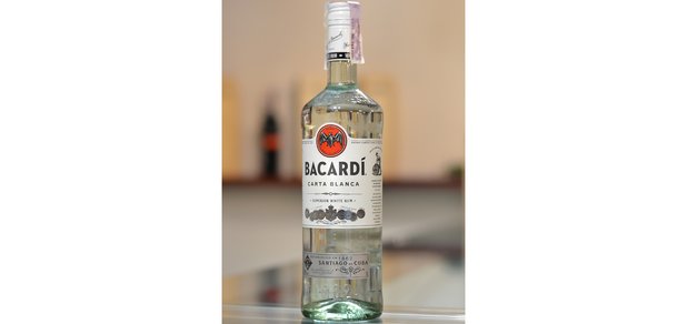 https://cdn1.pokupon.ua/uploaded/new_campaign_pictures/495698/data/main620x292/rom-bakardi-superor-bacardi-superior-1-5-goda-40-1l.jpg?1531297090