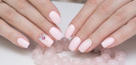Маникюр с покрытием гель-лаком в «GEE»