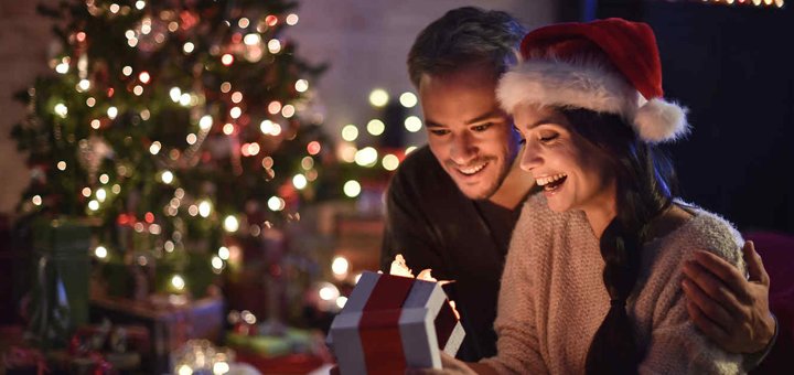 https://cdn1.pokupon.ua/uploaded/new_campaign_pictures/523327/data/main720x340/pareja-abriendo-regalos-en-navidad.jpg?1540906101