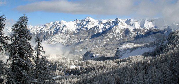 https://cdn1.pokupon.ua/uploaded/new_campaign_pictures/528362/data/main620x292/1380822721_kaprizy-prirody.-v-karpaty-uzhe-prishla-nastoyaschaya-zima-video.jpg?1542623121