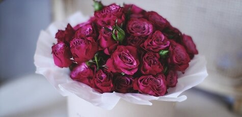 Скидка до 35% на цветы в коробках от «Lovely»