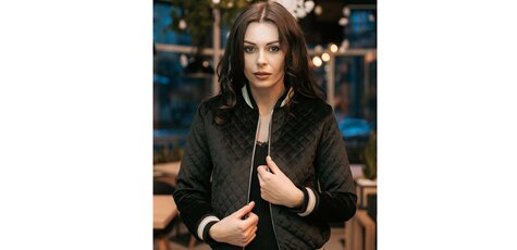 Скидка 21% на куртку-бомбер MAURA на молнии!