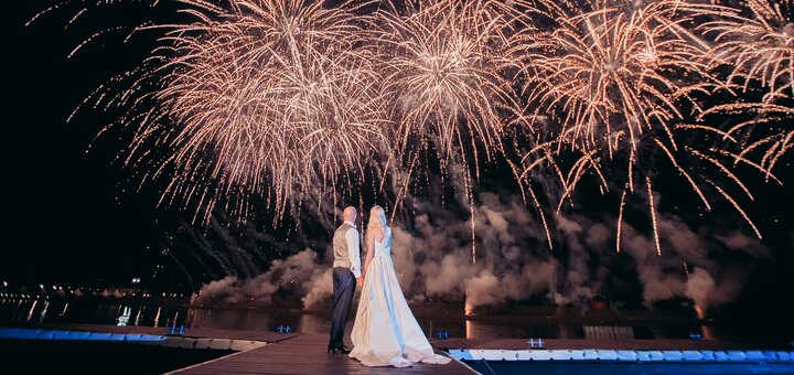 https://cdn1.pokupon.ua/uploaded/new_campaign_pictures/566477/data/main720x340/wedding-fireworks.jpg?1552307451
