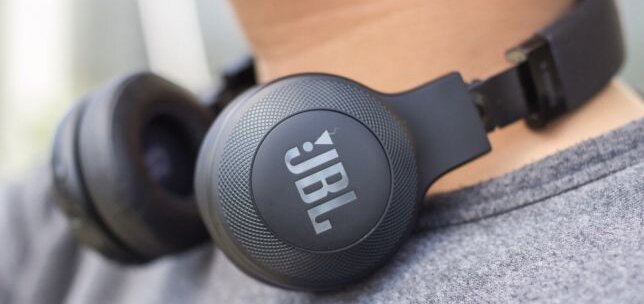https://cdn1.pokupon.ua/uploaded/new_campaign_pictures/573353/data/main720x340/579783714_7_644x461_bluetooth-navushniki-jbl-e45bt-black-.jpg?1553859772
