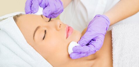 УЗ или комбинированная чистка лица в центре «Skin»