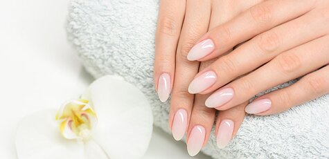 Маникюр, педикюр с покрытием гель-лаком в «Гелла»