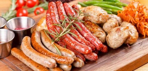 Скидка 50% на кухню и напитки в «CurryWurst»