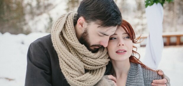 https://cdn1.pokupon.ua/uploaded/new_campaign_pictures/669638/data/main620x292/dvoe-para-vliublionnye-paren-devushka-ryzhaia-obiatiia-sharf.jpg?1580457422