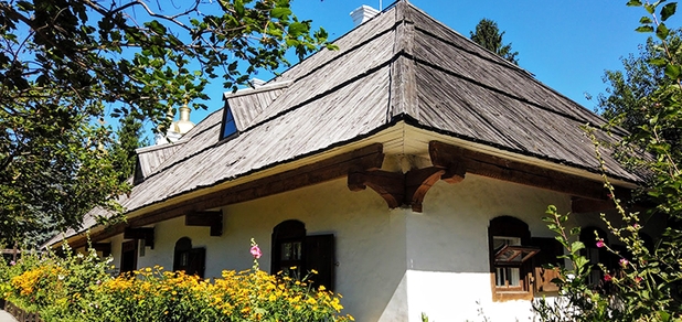 https://cdn1.pokupon.ua/uploaded/new_campaign_pictures/715560/data/main620x292/trip-impressions-ukraine-poltava-muzej-sadiba-kotlyarevs'kogo-DJI_0213.JPG?1597993984