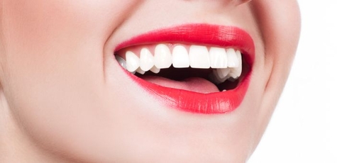 Ultrasonic teeth cleaning with air-flow in "instom"