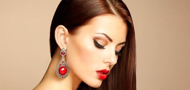 https://cdn1.pokupon.ua/uploaded/new_campaign_pictures/76037/data/main620x292/makijazh-v-salone-krasoty.jpg?1468327597