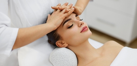 Face, neck and décolleté massage with care