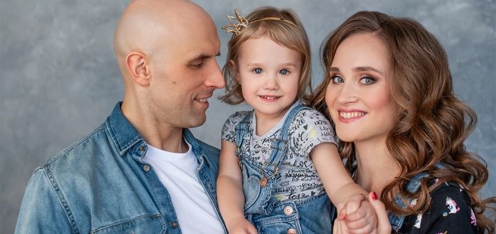

Студійна сімейна фотосесія «Сім'я»