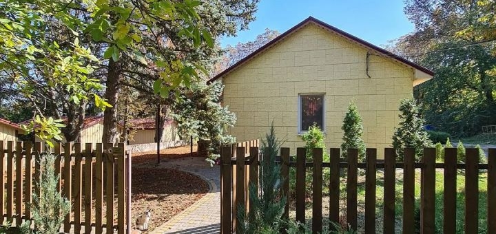

Доба відпочинку в котеджі з каміном біля річки