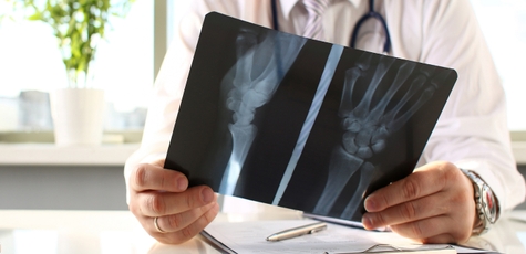 Consultation and diagnostics of an orthopedist 