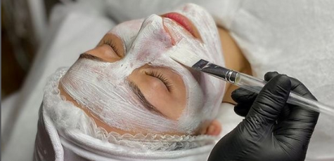 Facial Cleansing with Peeling in Change Room