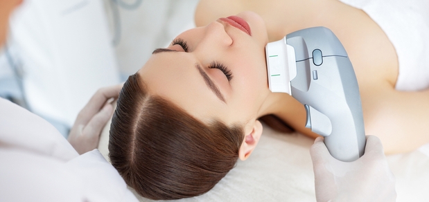https://cdn1.pokupon.ua/uploaded/new_campaign_pictures/861336/data/main620x292/stock-photo-from-above-of-relaxed-young-female-client-getting-smas-ultrasound-face-lifting-massage-with-1980157745.jpg?1680001205