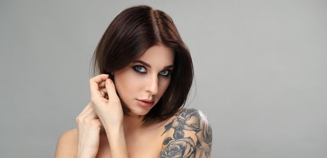 Чорно-біле татуювання у «Brooklyn tattoo studio»