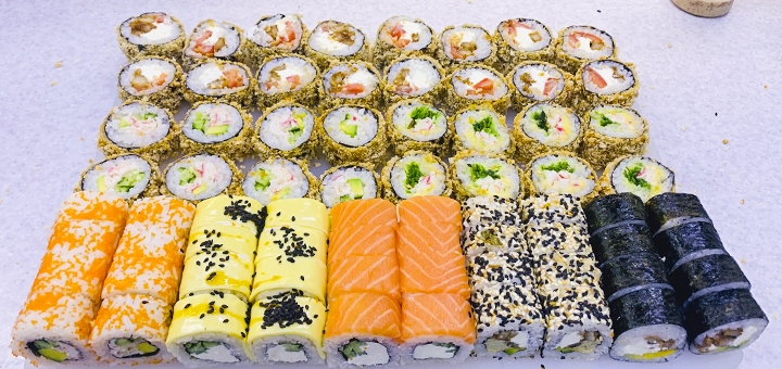 Знижка 50% на суші-сети від «Emoji Sushi» 