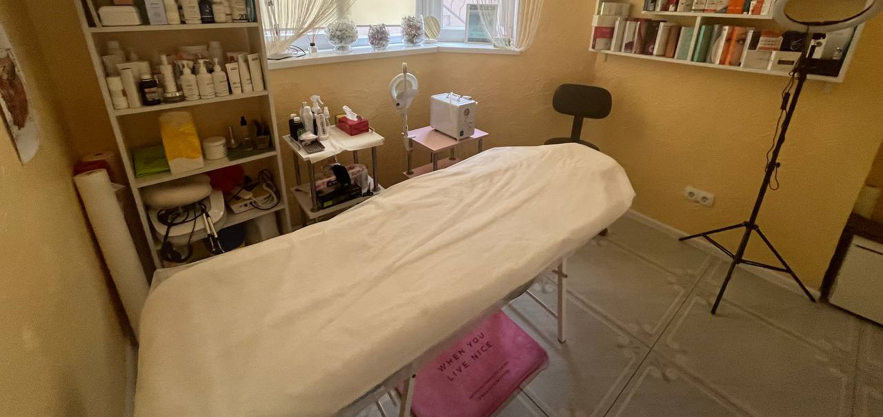 Anti-cellulite massage in Kyiv, the price of cellulite massage at Universum  Clinic